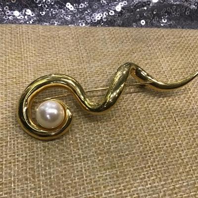 Vintage AVON Gold Tone Ribbon Swirl w/Pearl Brooch, Pin - Signed