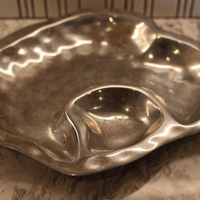 Large Shell Shaped Bowl with Dip