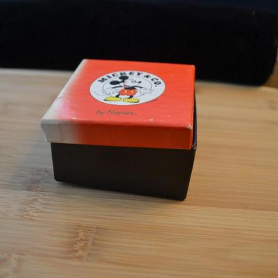 LOT 75. DISNEY MICKEY AND MINNIE MOUSE PIN SET