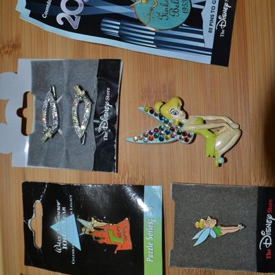 LOT 104. DISNEY PINS