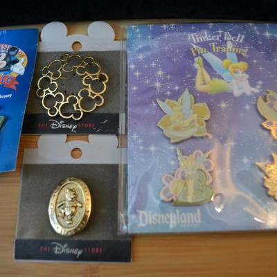 LOT 105. DISNEY PINS