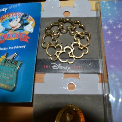 LOT 105. DISNEY PINS