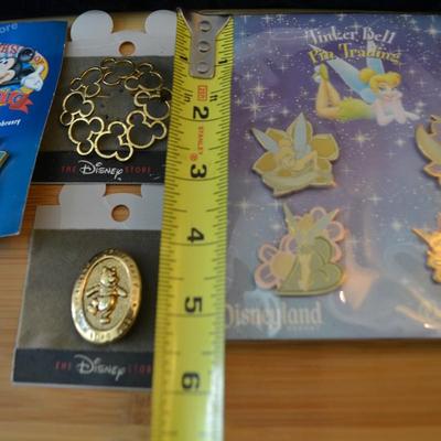 LOT 105. DISNEY PINS