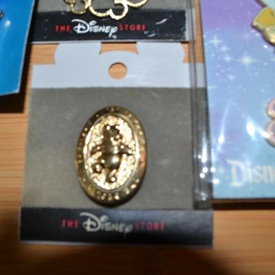 LOT 105. DISNEY PINS