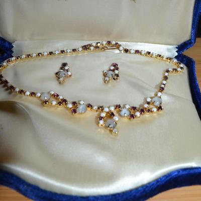 LOT 117. VINTAGE LADIES COSTUME NECKLACE AND EARRINGS SET