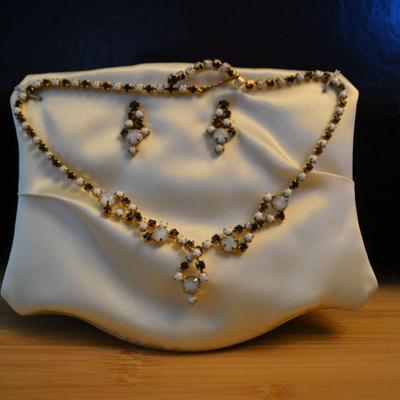LOT 117. VINTAGE LADIES COSTUME NECKLACE AND EARRINGS SET