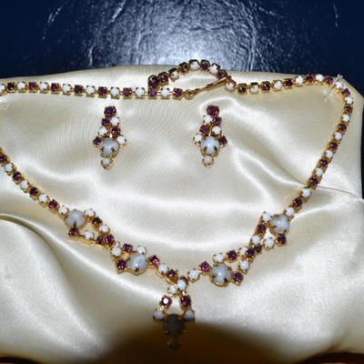 LOT 117. VINTAGE LADIES COSTUME NECKLACE AND EARRINGS SET