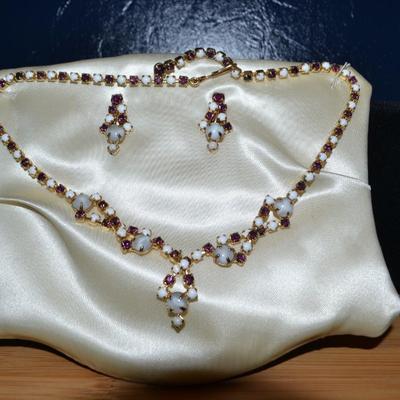 LOT 117. VINTAGE LADIES COSTUME NECKLACE AND EARRINGS SET