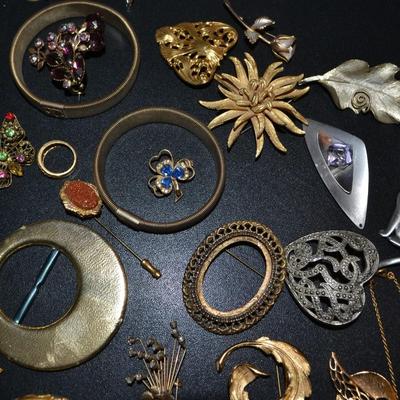 LOT 118 LOT OF LADIES COSTUME JEWELRY