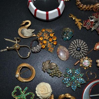 LOT 118 LOT OF LADIES COSTUME JEWELRY