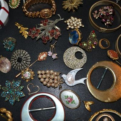 LOT 118 LOT OF LADIES COSTUME JEWELRY