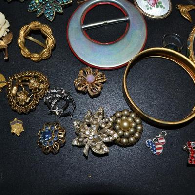 LOT 118 LOT OF LADIES COSTUME JEWELRY