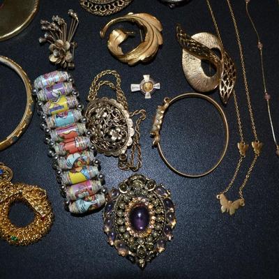 LOT 118 LOT OF LADIES COSTUME JEWELRY