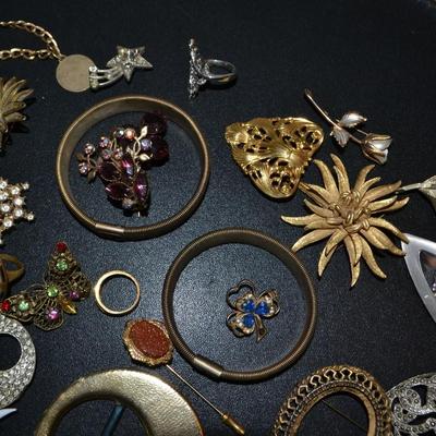 LOT 118 LOT OF LADIES COSTUME JEWELRY