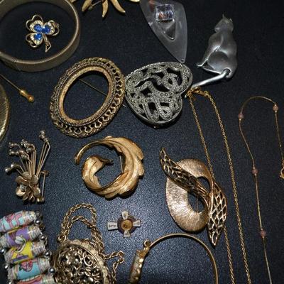 LOT 118 LOT OF LADIES COSTUME JEWELRY