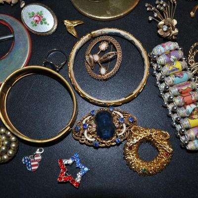 LOT 118 LOT OF LADIES COSTUME JEWELRY