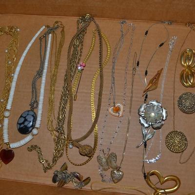 LOT 119 LOT OF COSTUME LADIES JEWELRY