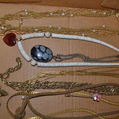 LOT 119 LOT OF COSTUME LADIES JEWELRY