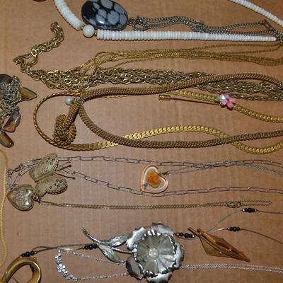 LOT 119 LOT OF COSTUME LADIES JEWELRY