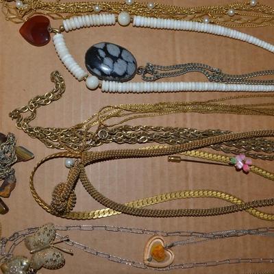 LOT 119 LOT OF COSTUME LADIES JEWELRY