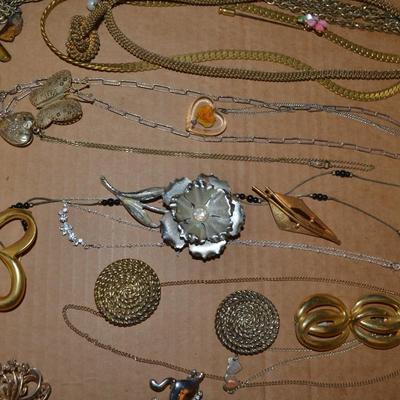 LOT 119 LOT OF COSTUME LADIES JEWELRY