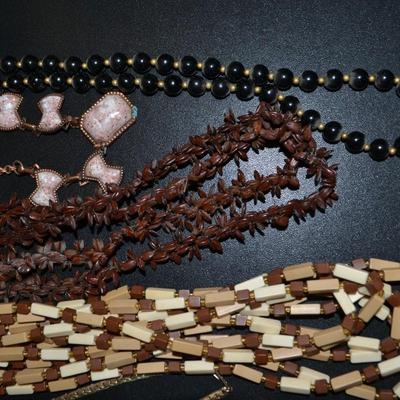 LOT 120. LOT OF VINTAGE COSTUME JEWELRY
