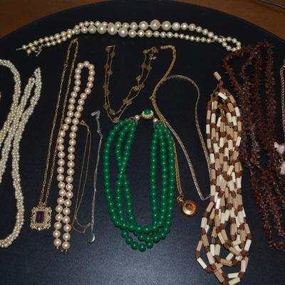 LOT 120. LOT OF VINTAGE COSTUME JEWELRY