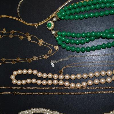 LOT 120. LOT OF VINTAGE COSTUME JEWELRY
