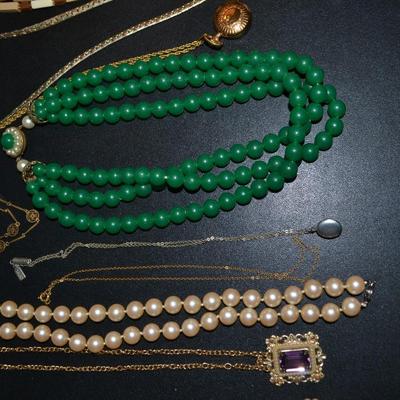 LOT 120. LOT OF VINTAGE COSTUME JEWELRY