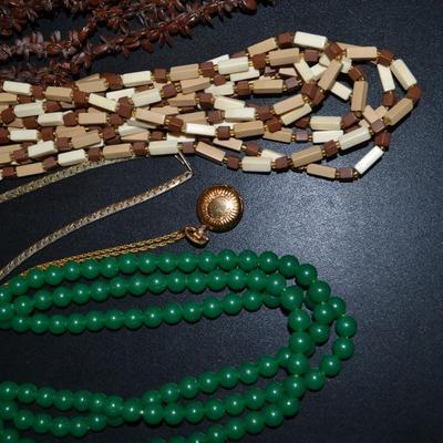 LOT 120. LOT OF VINTAGE COSTUME JEWELRY
