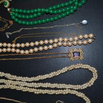 LOT 120. LOT OF VINTAGE COSTUME JEWELRY