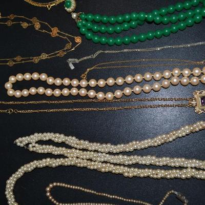 LOT 120. LOT OF VINTAGE COSTUME JEWELRY
