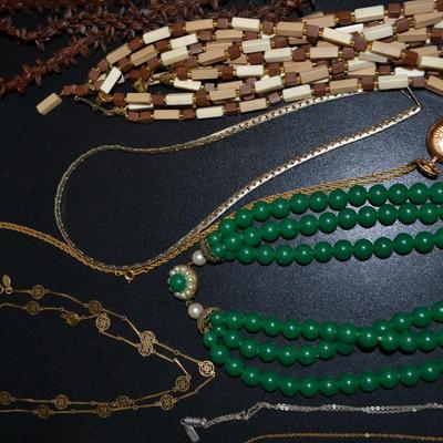 LOT 120. LOT OF VINTAGE COSTUME JEWELRY