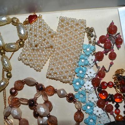 LOT 121 LOT OF LADIES COSTUME JEWELRY