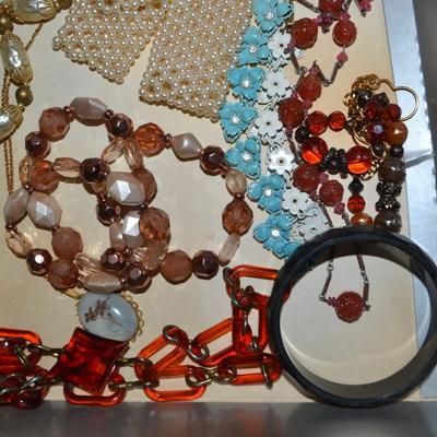 LOT 121 LOT OF LADIES COSTUME JEWELRY