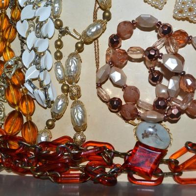 LOT 121 LOT OF LADIES COSTUME JEWELRY