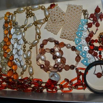 LOT 121 LOT OF LADIES COSTUME JEWELRY