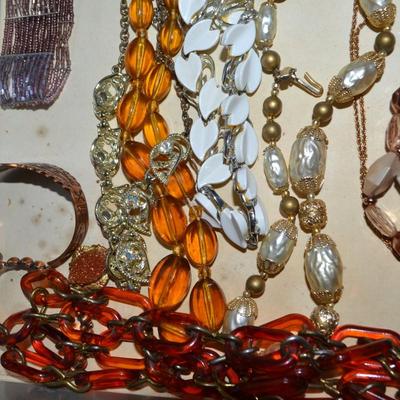 LOT 121 LOT OF LADIES COSTUME JEWELRY