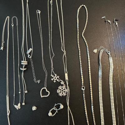 LOT 122 LOT OF LADIES COSTUME JEWELRY