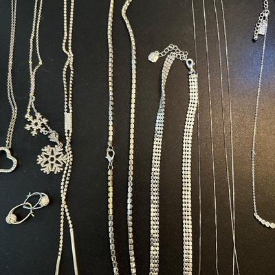 LOT 122 LOT OF LADIES COSTUME JEWELRY