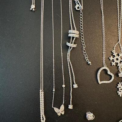 LOT 122 LOT OF LADIES COSTUME JEWELRY