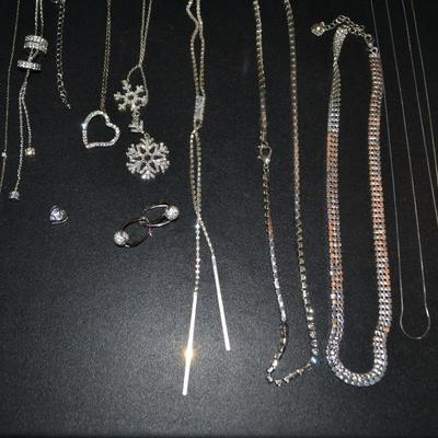 LOT 122 LOT OF LADIES COSTUME JEWELRY