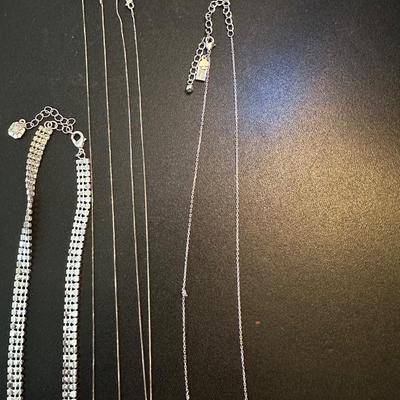 LOT 122 LOT OF LADIES COSTUME JEWELRY