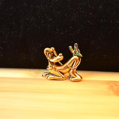 LOT 81: DISNEY PLUTO AND BUTTERFLY PIN