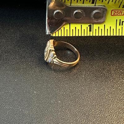 LOT 130. VINTAGE 10K GOLD CLASS RING