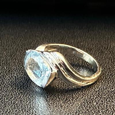 LOT 131. LADIES 14K WHITE GOLD RING