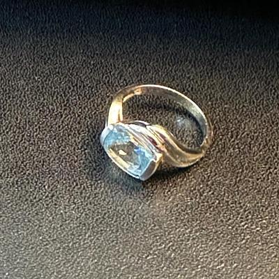 LOT 131. LADIES 14K WHITE GOLD RING