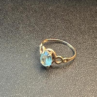 LOT 132. LADIES 10K GOLD RING