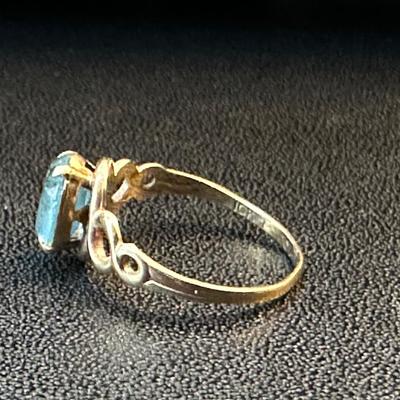 LOT 132. LADIES 10K GOLD RING