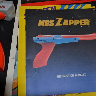 LOT 137 VINTAGE NINTENDO ENTERTAINMENT SYSTEM WITH ZAPPER AND TWO CONTROLS